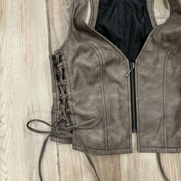 lace up vest - Picture 3 of 7